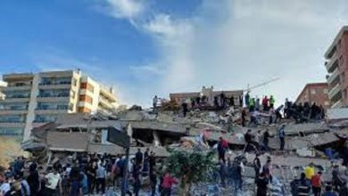 صورة تسونامي جزئي إثر زلزال بحر إيجة ومقتل 4 أشخاص