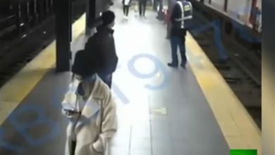 صورة بالفيديو.. شاب يدفع امرأة في نيويورك تحت عجلة القطار