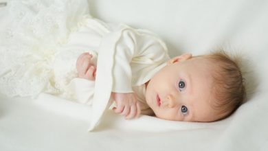 صورة ما هي اسباب عدم نوم الطفل الرضيع ليلاً وما هو الحل؟
