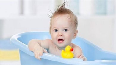 صورة الاستحمام المتكرر يؤذي بشرة طفلك